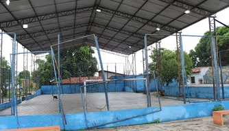 Prefeitura é acusada de abandonar quadra